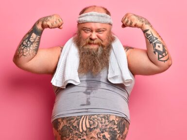 Homem demonstrando força após exercitar-se