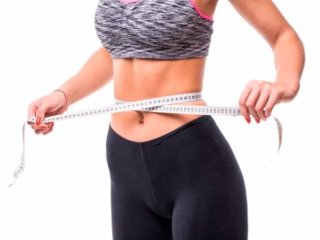 Mulher usando fita métrica